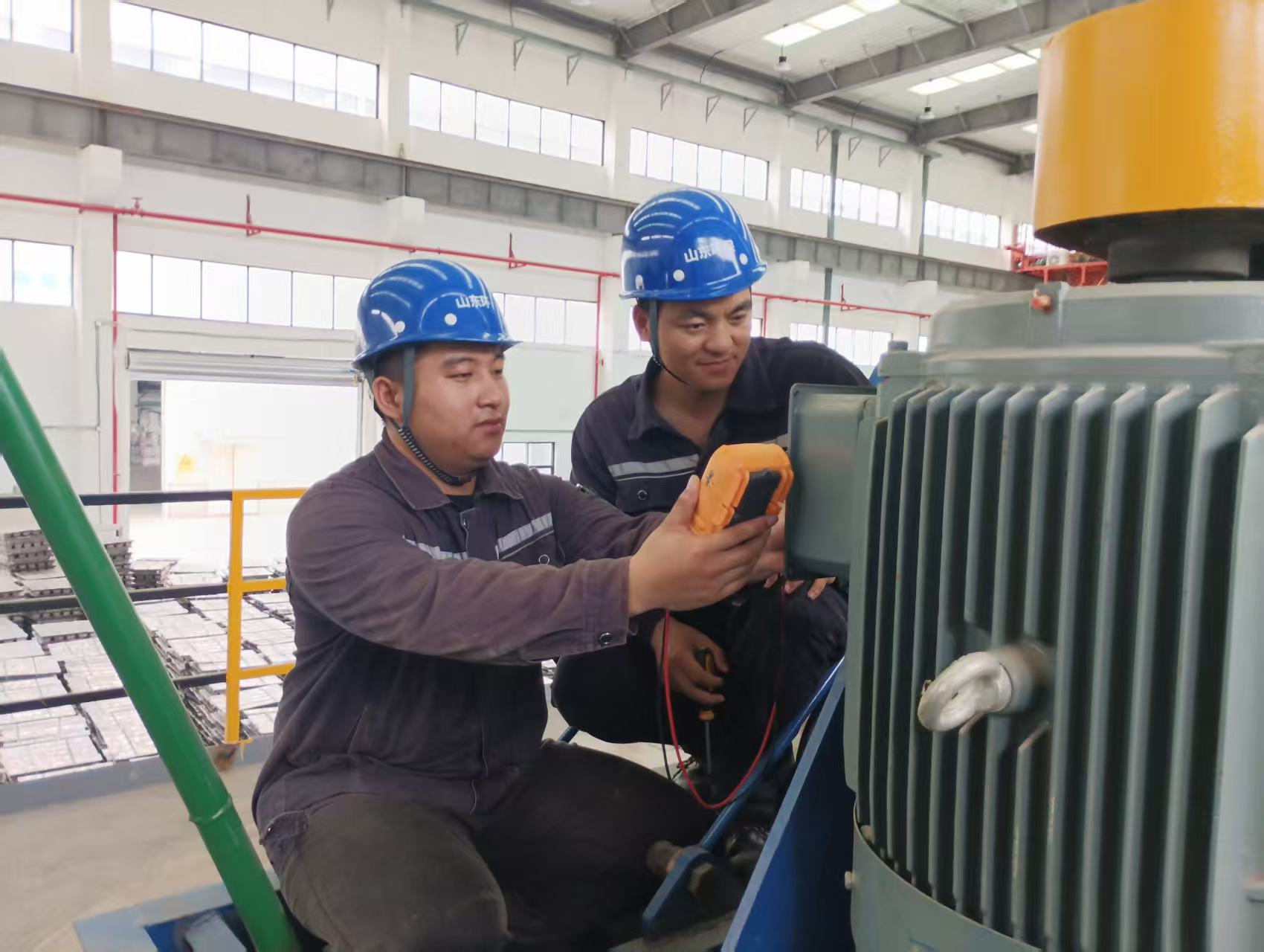 1756954029319.jpg 图为景红富(左)与同事一起检修设备.jpg