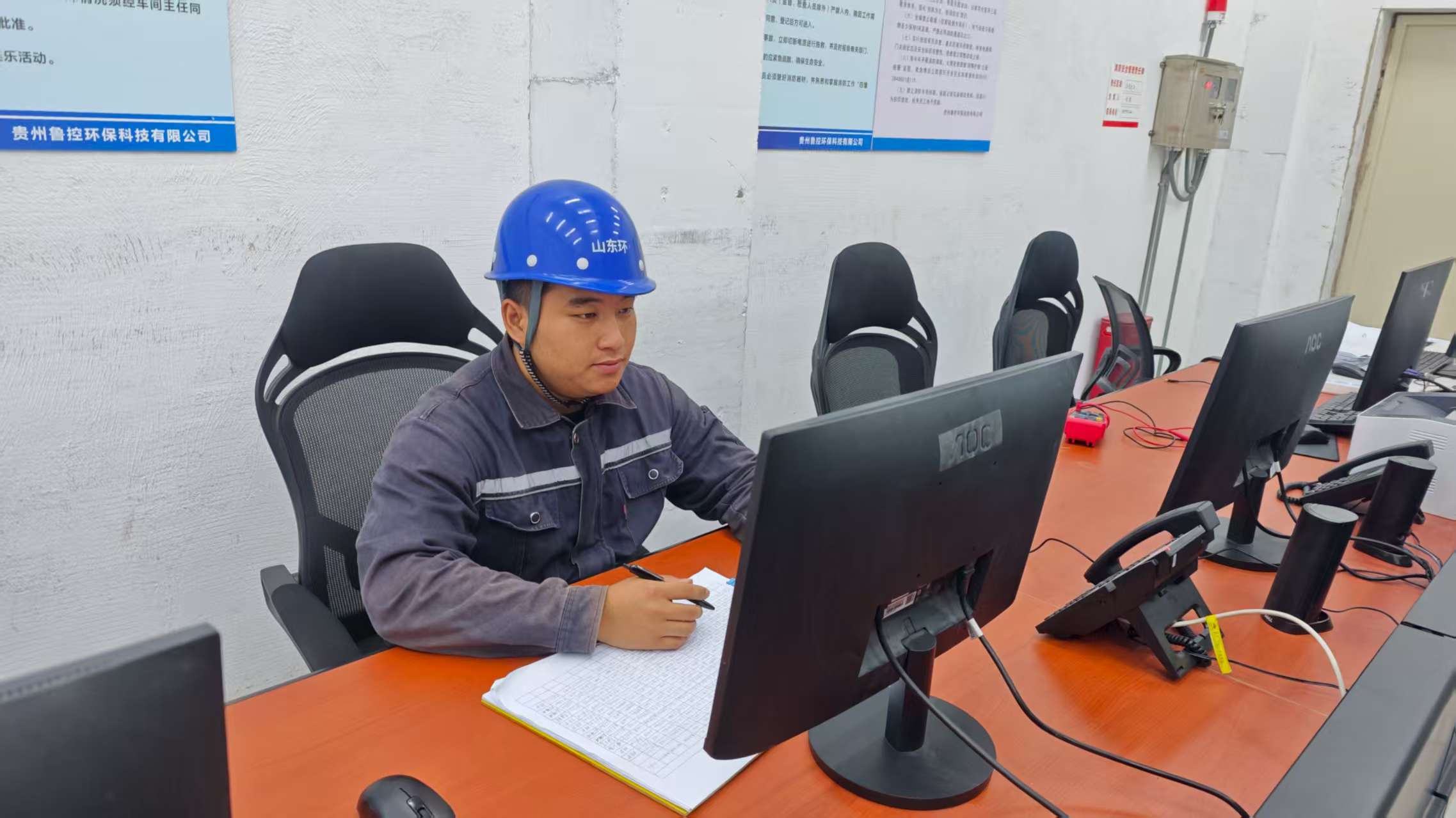 1756954047967.jpg 图为景红富在进行运行参数汇总整理.jpg