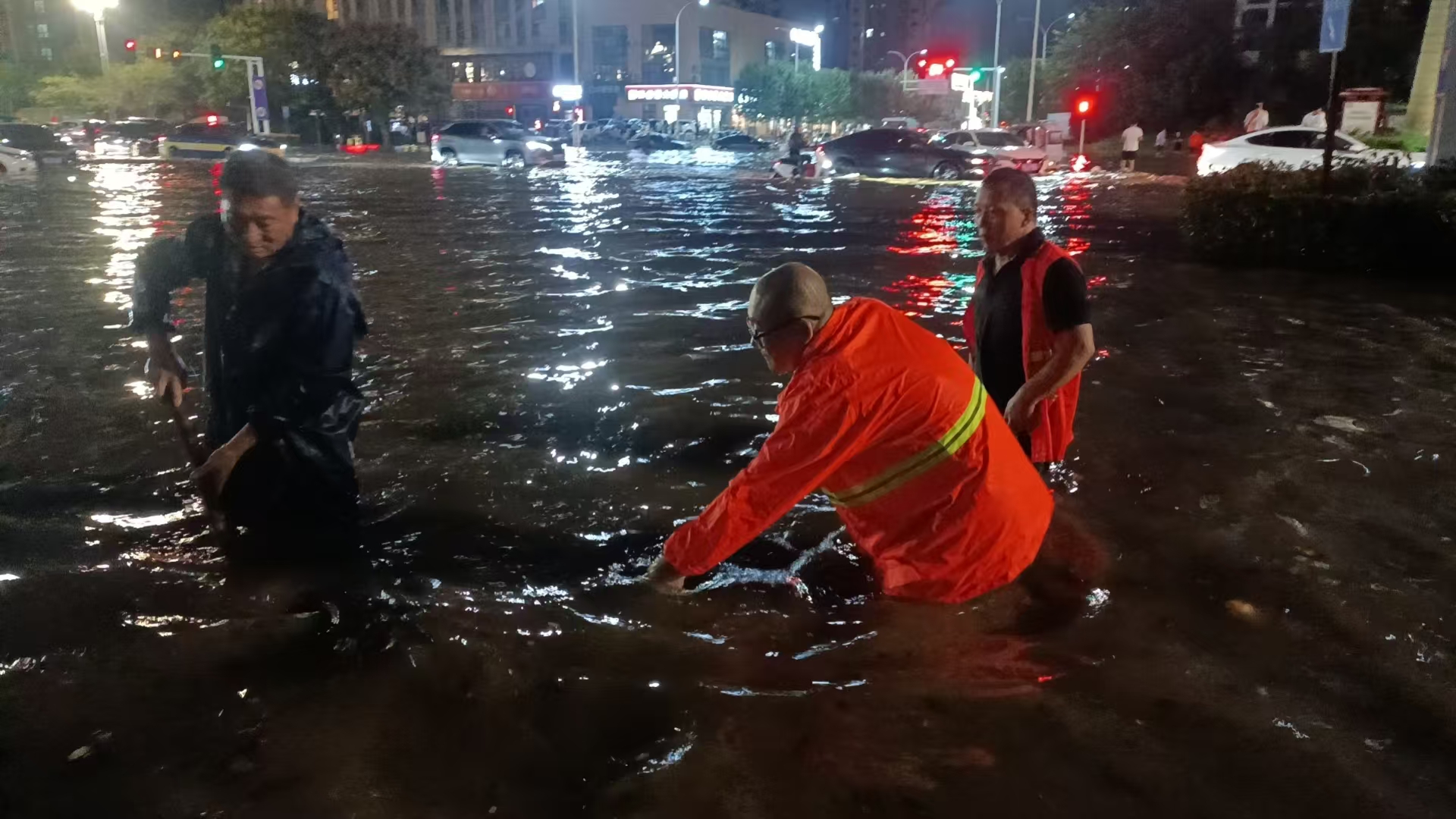 1758494177962.jpg 神州环境项目部车队长王建学(左)、巡查员刘祯(中)现场清理下水道口杂物.jpg