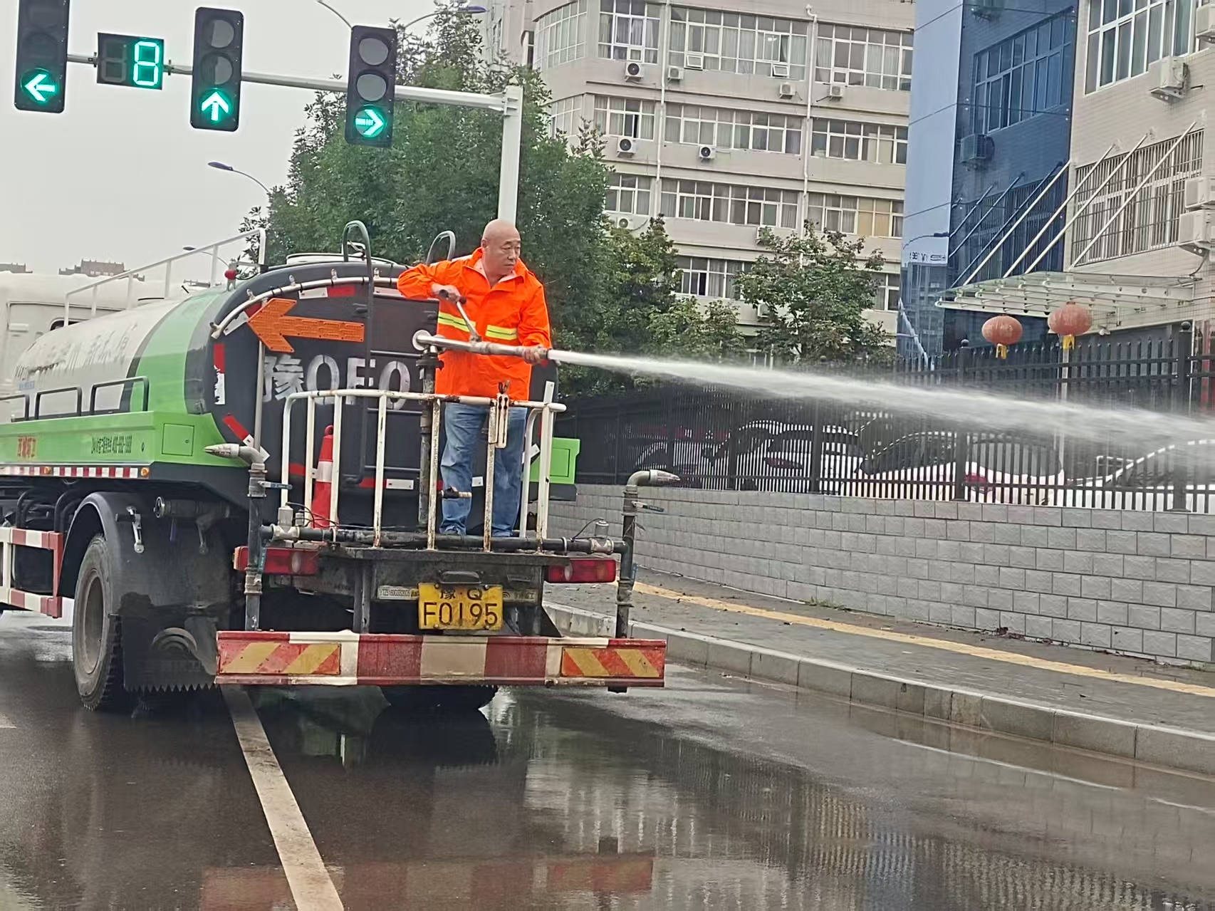 1758494205514.jpg 神州环境项目部主管王建设带队开展雨后清理、冲洗道路淤泥.jpg